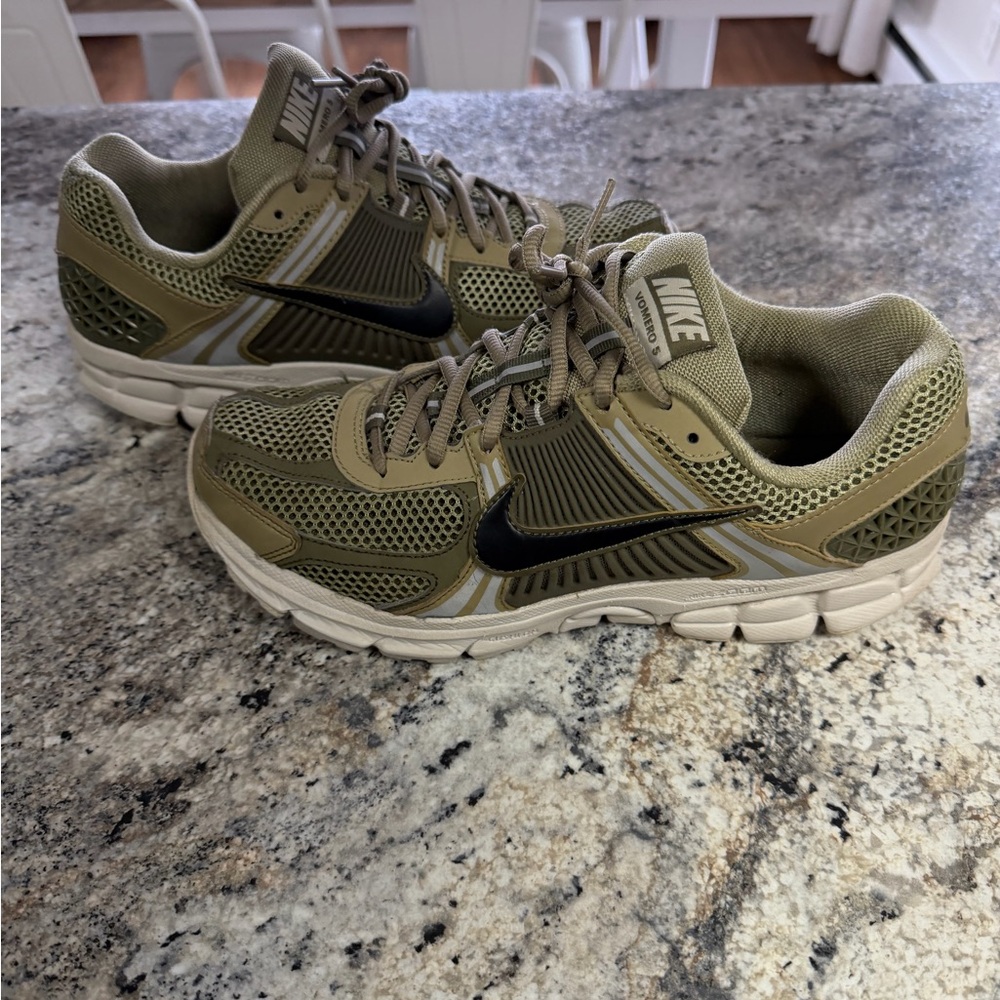 Nike Men's Air Zoom Vomero 5